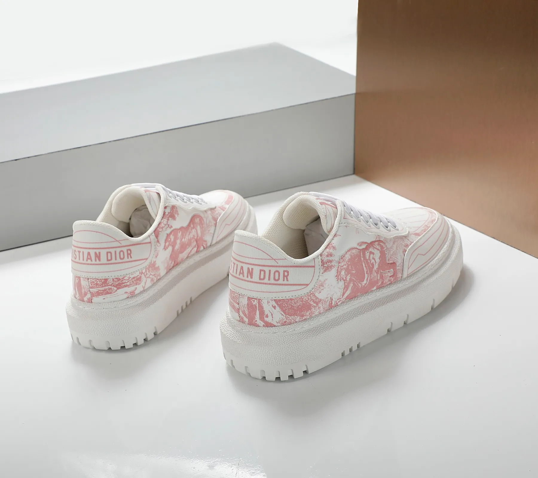 👟👟Ex-factory price 460👟👟 2021ssDior casual white shoes, the same style as the ready-to-wear series 1️⃣Original mold opening 2️⃣Original cowhide➕Breathable mesh lining 3️⃣TPU evacuation outsole 4️⃣Injected latex sheepskin feet 5️⃣Full package at the counter Code number 35-40 (41 can be customized)